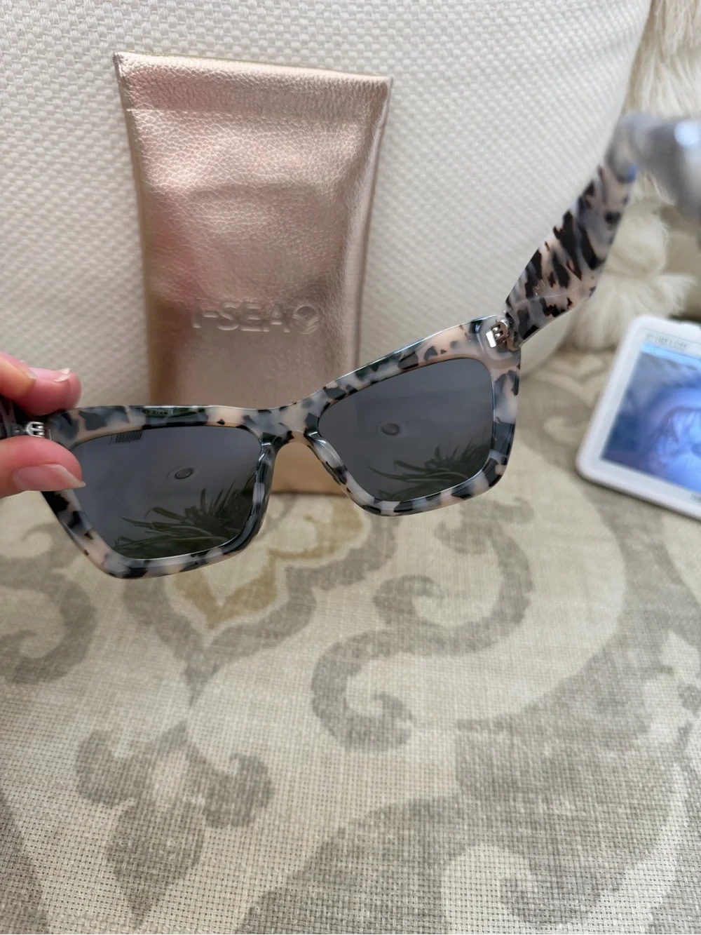 I Sea Olive style sunglasses in snow Tort